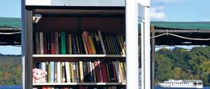 Zur freien Entnahme. Die „John Barnett“ hat den Bücherschrank gestiftet.