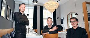 Können nicht nur gut kochen. Mario Gierl, Joe Ryan und Maximilian Fuhrmann (v.l.) in ihrem Hotel-Restaurant „XIX“ im Holländischen Viertel. Künftig finden dort Dinnershows statt, in denen Ryan, ausgebildeter Musicaldarsteller, auftritt.