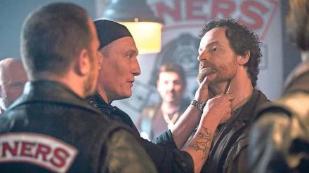 Bei „Tatort“-Kommissar Faber (Jörg Hartmann, r.) hat der Zuschauer schon lange das Gefühl, dass er latent lebensmüde ist. Diesmal legt er sich mit Rockern an.