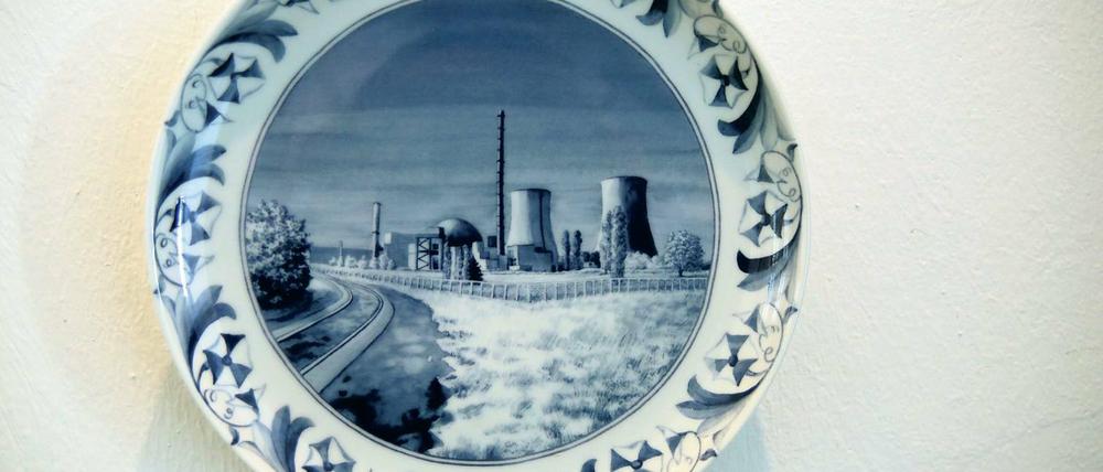 Der Schein trügt. Dieser Schmuckteller in schönster holländischer Tradition, eine Arbeit von Andree Weissert, Mia Grau und Heike Tropisch, zeigt kein idyllisches Landschaftsstilleben – sondern den Atommeiler Philippsburg.