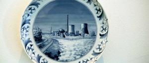 Der Schein trügt. Dieser Schmuckteller in schönster holländischer Tradition, eine Arbeit von Andree Weissert, Mia Grau und Heike Tropisch, zeigt kein idyllisches Landschaftsstilleben – sondern den Atommeiler Philippsburg.