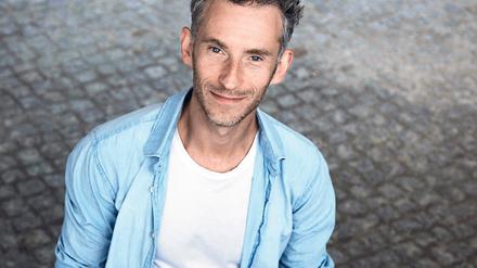 Axel Sichrovsky. Der Schauspieler aus Österreich war von 2012 bis 2014 am Hans Otto Theater engagiert. Er wirkte hier in sieben Inszenierungen mit.