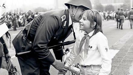 In der DDR-Propaganda wurden sie als „Friedenssoldaten“ präsentiert. An der Mauer mussten sie den Schießbefehl befolgen. Eine neue WDR-Reihe erzählt Geschichte in fiktionaler Form über die inneren Konflikte der Menschen in jener Zeit.