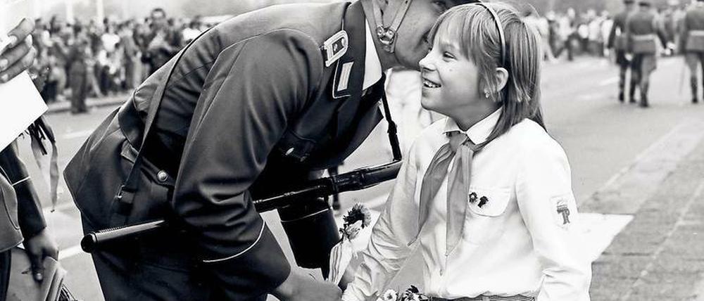 In der DDR-Propaganda wurden sie als „Friedenssoldaten“ präsentiert. An der Mauer mussten sie den Schießbefehl befolgen. Eine neue WDR-Reihe erzählt Geschichte in fiktionaler Form über die inneren Konflikte der Menschen in jener Zeit.