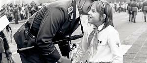In der DDR-Propaganda wurden sie als „Friedenssoldaten“ präsentiert. An der Mauer mussten sie den Schießbefehl befolgen. Eine neue WDR-Reihe erzählt Geschichte in fiktionaler Form über die inneren Konflikte der Menschen in jener Zeit.