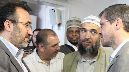 Burhan Kesici, Vorsitzender des Islamrats für die Bundesrepublik, Imam Kamal Mohamad Abdallah und Potsdams Sozialbeigeordneter Mike Schubert (SPD, v.l.)