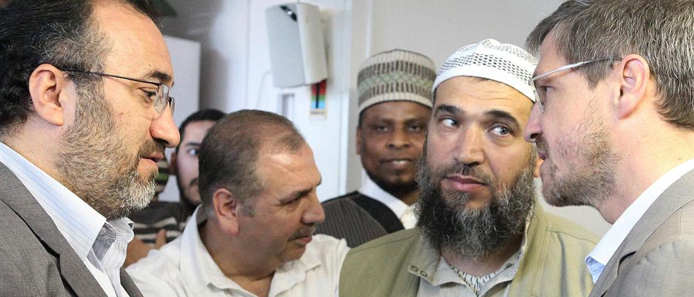 Burhan Kesici, Vorsitzender des Islamrats für die Bundesrepublik, Imam Kamal Mohamad Abdallah und Potsdams Sozialbeigeordneter Mike Schubert (SPD, v.l.)