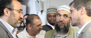 Burhan Kesici, Vorsitzender des Islamrats für die Bundesrepublik, Imam Kamal Mohamad Abdallah und Potsdams Sozialbeigeordneter Mike Schubert (SPD, v.l.)