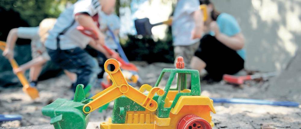 Baustelle Kitafinanzierung. Der Betreuungsschlüssel an Brandenburger Kitas ist bundesweit mit am schlechtesten. Das Land will die Lage mit einem Kitaprogramm und 69 Millionen Euro zusätzlichen Investitionen verbessern. Kitaträger und Elternvertreter in Potsdam sind skeptisch, dass das klappt.