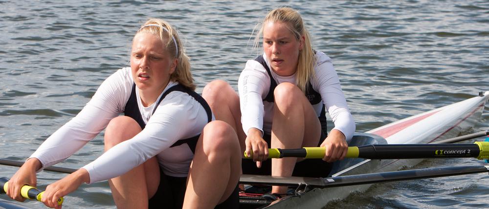 Dem Querein- folgte der rasante Aufstieg. Janina Arndt (vorne) und Isabelle Hübener begannen erst in der zehnten Klasse mit dem Rudern. Zwei Jahre später gewannen sie bereits Gold bei der Junioren-WM.