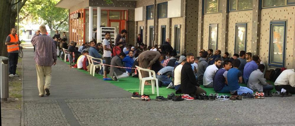 Beim Freitagsgebet am 23. September müssen zahlreiche Muslime außerhalb der Moschee beten.