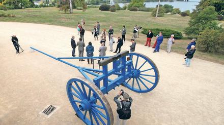 Schwertransporter. Mit diesem Gefährt, dem Großbaumverpflanzwagen von Hermann Fürst von Pückler-Muskau, konnten schon im 18. Jahrhundert meterlange Bäume hin- und herbewegt werden. Es wurde am Mittwoch im Park Babelsberg vorgestellt.