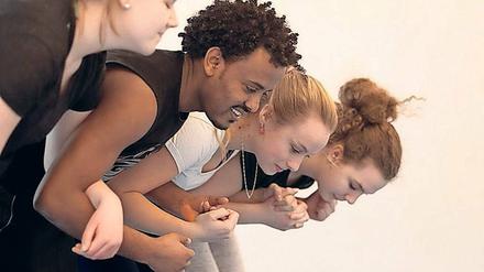 Hand in Hand. Bei dem Tanzprojekt lernen sich Schüler und Flüchtlinge aus der Region Teltow kennen.
