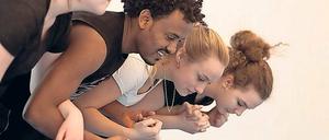 Hand in Hand. Bei dem Tanzprojekt lernen sich Schüler und Flüchtlinge aus der Region Teltow kennen.