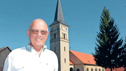 Ein echter Schinkel. Die 1827 errichtete Kirche im Beelitzer Ortsteil Schäpe ist bereits weitgehend fertig saniert. Für den Glockenschauer schrieb der Förderverein beispielsweise bundesweit Menschen an, die den Nachnamen Schäpe tragen (Foto Mitte) und bat um Spenden – mit Erfolg. Ihre Namen sind jetzt am Gestell verewigt. Auch das Mauerwerk wurde teilweise verputzt, der Rest folgt in diesem Jahr. (Bild unten).