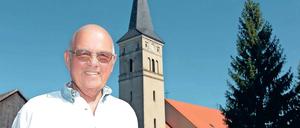 Ein echter Schinkel. Die 1827 errichtete Kirche im Beelitzer Ortsteil Schäpe ist bereits weitgehend fertig saniert. Für den Glockenschauer schrieb der Förderverein beispielsweise bundesweit Menschen an, die den Nachnamen Schäpe tragen (Foto Mitte) und bat um Spenden – mit Erfolg. Ihre Namen sind jetzt am Gestell verewigt. Auch das Mauerwerk wurde teilweise verputzt, der Rest folgt in diesem Jahr. (Bild unten).