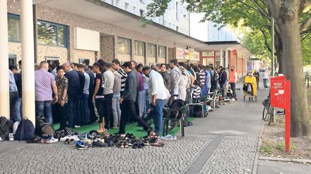Andrang. Beim gestrigen Freitagsgebet vor der Al-Farouk-Moschee in der Ladenzeile Am Kanal beteten viele Muslime draußen.