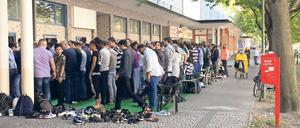 Andrang. Beim gestrigen Freitagsgebet vor der Al-Farouk-Moschee in der Ladenzeile Am Kanal beteten viele Muslime draußen.