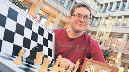 Mirko Eichstaedt empfindet es nicht als Behinderung, dass er beim Schachspielen kaum etwas sehen kann.