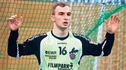Verrückt nach schnellen Bällen. Paul Twarz, Torwart-Talent beim VfL Potsdam, bestätigt, dass Handball-Keeper durchaus etwas speziell sind.