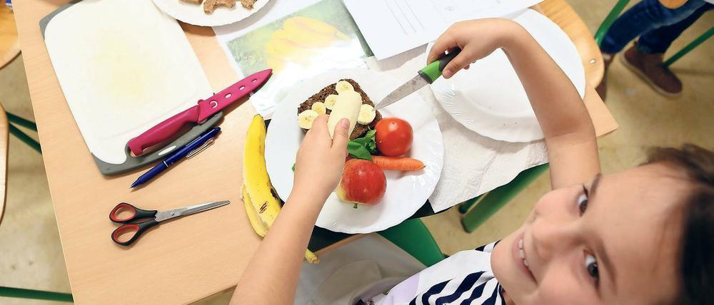 Schmeckt. Auch gesundes Essen kann Kinder durchaus überzeugen. Zum Tag der Schulverpflegung bereitet eine Schülerin der Potsdamer Eisenhart-Schule einen Snack vor. Gemüse wie Tomaten oder Möhren sollten schon dabei sein.