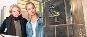 Anstößig? Joanna Basekow und Kim Hagen (l.) betrachten die Hasen.