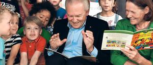 Bekannte Vorleser. Der Vorstandsvorsitzende der Deutschen Bahn AG, Rüdiger Grube (M.), und Christina Rau, die Witwe des ehemaligen Bundespräsidenten Johannes Rau, lasen in der Kita „Sonnenschein“ Geschichten über den Alltag von ausländischen Kindern vor.