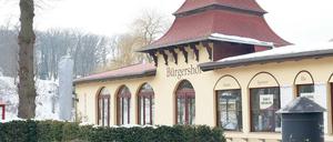 Der rustikale Bürgershof gegenüber dem Park Babelsberg in Klein Glienicke: So sah es im Winter 2016 aus.
