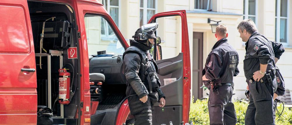 Neue Strukturen. Ein Spezialeinsatzkommando im August bei der Festnahme eines 27-Jährigen in Eisenhüttenstadt. Der Mann stand im Verdacht, einen Anschlag zu planen. Die brandenburgische Polizei gibt dem Anti-Terror-Kampf künftig mehr Gewicht.