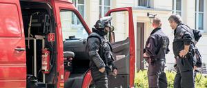 Neue Strukturen. Ein Spezialeinsatzkommando im August bei der Festnahme eines 27-Jährigen in Eisenhüttenstadt. Der Mann stand im Verdacht, einen Anschlag zu planen. Die brandenburgische Polizei gibt dem Anti-Terror-Kampf künftig mehr Gewicht.