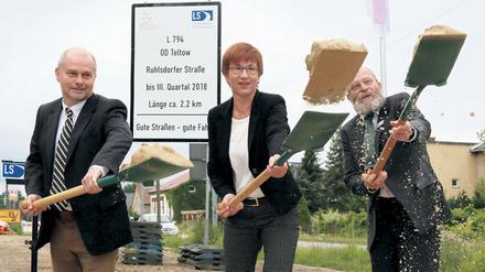 Losgeschippt. Thomas Schmidt, Kathrin Schneider und Wolfgang Blasig (v.l.) beim ersten Spatenstich für den Ausbau der Ruhlsdorfer Straße. Während des Ausbaus wird eine Behelfsfahrbahn angelegt, in Richtung Norden werden Autofahrer über die Isarstraße an der gut zwei Kilometer langen Baustelle vorbeigeleitet.