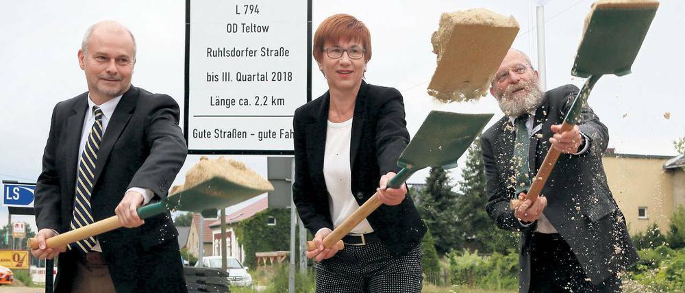 Losgeschippt. Thomas Schmidt, Kathrin Schneider und Wolfgang Blasig (v.l.) beim ersten Spatenstich für den Ausbau der Ruhlsdorfer Straße. Während des Ausbaus wird eine Behelfsfahrbahn angelegt, in Richtung Norden werden Autofahrer über die Isarstraße an der gut zwei Kilometer langen Baustelle vorbeigeleitet.