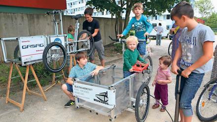 Erlebnis-Rad. Das Lastenrad wurde drei Tage lang mit Hilfe vieler Kinder zusammengebaut. Ab kommender Woche werden darin Spielsachen zu Flüchtlingsheimen gefahren.