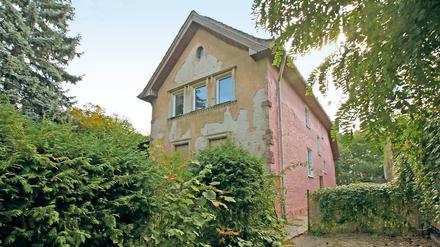 Charme des Verfallenen. Das Haus am Stahnsdorfer Ortseingang verfällt seit Jahren. Ein eigens zum Erhalt des Hauses gegründeter Verein will dort künftig Kulturprogramm bieten. Zudem soll die Ruhlsdorfer Straße 1 auch zu einem Treffpunkt für Senioren und Flüchtlinge werden. Unklar ist, wie wie viel die Sanierung kosten wird.