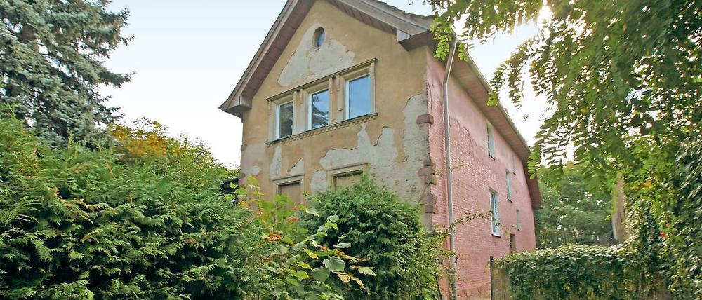 Charme des Verfallenen. Das Haus am Stahnsdorfer Ortseingang verfällt seit Jahren. Ein eigens zum Erhalt des Hauses gegründeter Verein will dort künftig Kulturprogramm bieten. Zudem soll die Ruhlsdorfer Straße 1 auch zu einem Treffpunkt für Senioren und Flüchtlinge werden. Unklar ist, wie wie viel die Sanierung kosten wird.