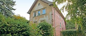Charme des Verfallenen. Das Haus am Stahnsdorfer Ortseingang verfällt seit Jahren. Ein eigens zum Erhalt des Hauses gegründeter Verein will dort künftig Kulturprogramm bieten. Zudem soll die Ruhlsdorfer Straße 1 auch zu einem Treffpunkt für Senioren und Flüchtlinge werden. Unklar ist, wie wie viel die Sanierung kosten wird.