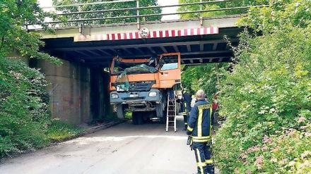 Verschätzt. Der Lastwagen verfing sich in der Brückenkonstruktion.
