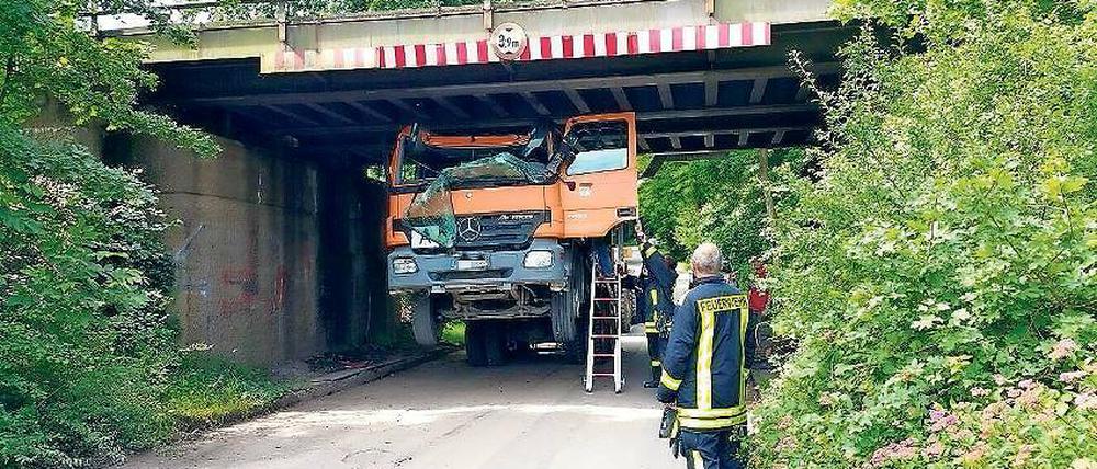 Verschätzt. Der Lastwagen verfing sich in der Brückenkonstruktion.