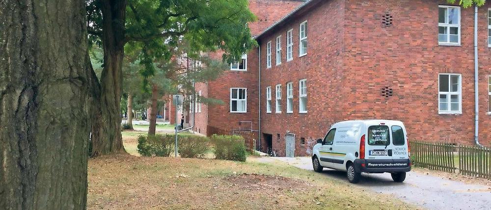 Ruhe nach der Schlägerei: Das Flüchtlingsheim im Ortsteil Groß Glienicke.