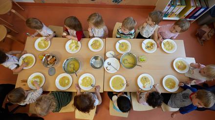 Brandenburgs Landesregierung will mehr Geld in die Kitas investieren.