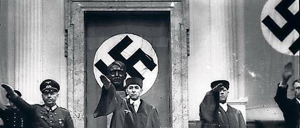 Sitzungseröffnung im Prozess nach dem Hitler-Attentat. Roland Freisler (Mitte) und die beiden Beisitzer Hermann Reinecke (links) und Ernst Lautz (rechts).