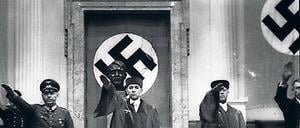 Sitzungseröffnung im Prozess nach dem Hitler-Attentat. Roland Freisler (Mitte) und die beiden Beisitzer Hermann Reinecke (links) und Ernst Lautz (rechts).
