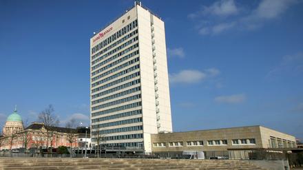 Das Mercure soll von der Stadt Potsdam gekauft und später abgerissen werden, dafür spricht sich die Mehrheit der Potsdamer SPD aus.