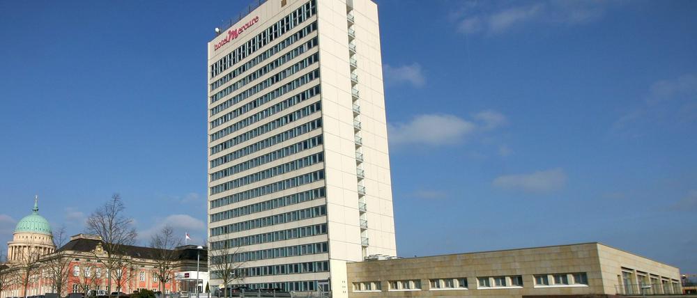 Das Mercure soll von der Stadt Potsdam gekauft und später abgerissen werden, dafür spricht sich die Mehrheit der Potsdamer SPD aus.