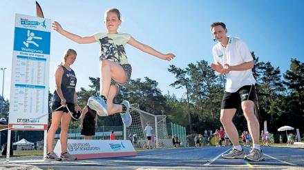 Applaus von einem Großen. Der olympische Silbermedaillengewinner im Zehnkampf, Frank Busemann, unterstützte die Sportabzeichen-Tour in Kleinmachnow mit wertvollen Tipps und Ratschlägen an der Weitsprungrube, aber auch an einem Ernährungsparcours.