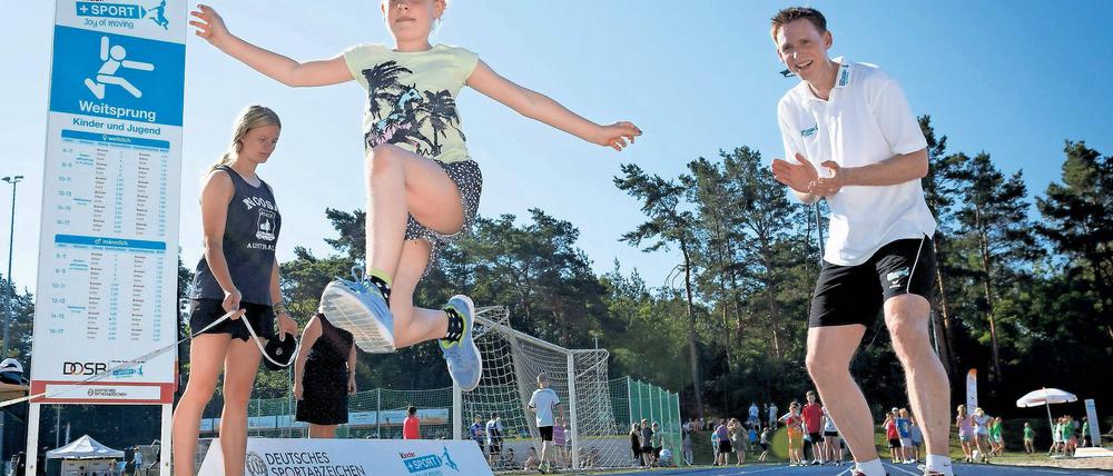 Applaus von einem Großen. Der olympische Silbermedaillengewinner im Zehnkampf, Frank Busemann, unterstützte die Sportabzeichen-Tour in Kleinmachnow mit wertvollen Tipps und Ratschlägen an der Weitsprungrube, aber auch an einem Ernährungsparcours.