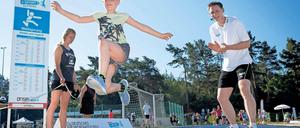 Applaus von einem Großen. Der olympische Silbermedaillengewinner im Zehnkampf, Frank Busemann, unterstützte die Sportabzeichen-Tour in Kleinmachnow mit wertvollen Tipps und Ratschlägen an der Weitsprungrube, aber auch an einem Ernährungsparcours.