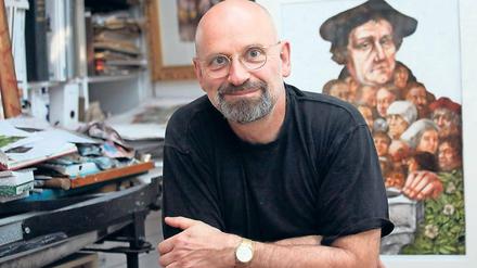 Das pralle Leben in einem Atelier. Der Kleinmachnower Künstler Rainer Ehrt mit seinen jüngsten Arbeiten zu Martin Luther und den Zehn Geboten, die im Kalenderformat im Reformationsjahr 2017 erscheinen. Die Werke werden ab kommende Woche in einer Ausstellung im Kulturministerium gezeigt.