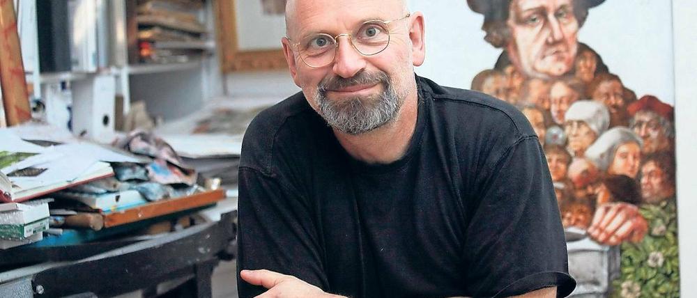 Das pralle Leben in einem Atelier. Der Kleinmachnower Künstler Rainer Ehrt mit seinen jüngsten Arbeiten zu Martin Luther und den Zehn Geboten, die im Kalenderformat im Reformationsjahr 2017 erscheinen. Die Werke werden ab kommende Woche in einer Ausstellung im Kulturministerium gezeigt.