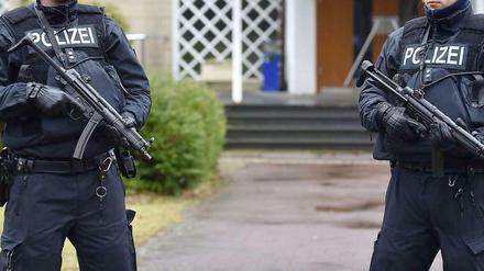 Anti-Terror-Einsatz in Bremen: Die Polizei hatte Hinweise auf einen Libanesen, der sich Maschinenpistolen gekauft haben soll.